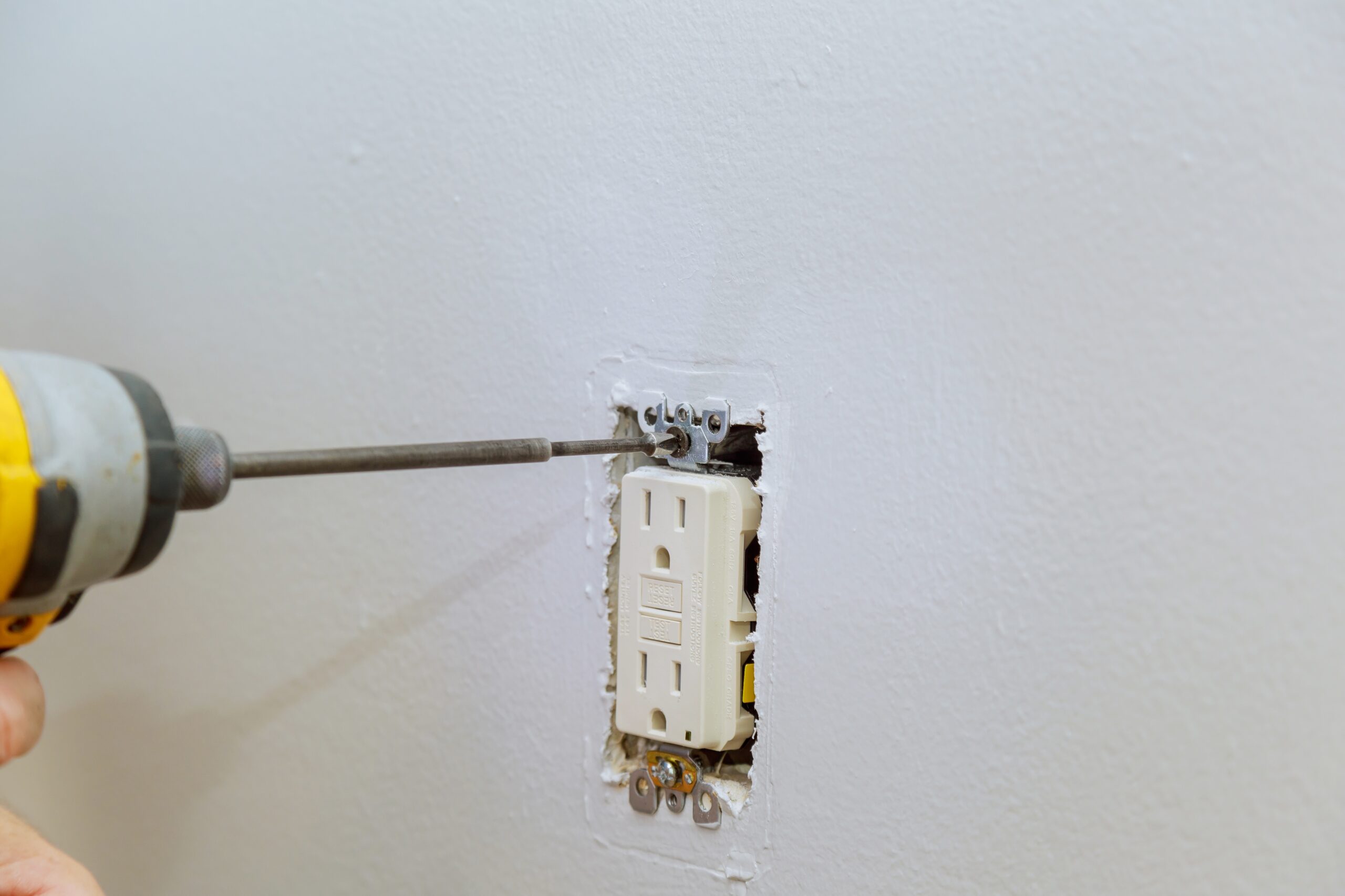 Preparing to install an electrical outlet, checking the fastening of the screws